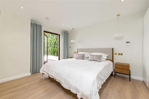 3 bedroom flat to rent, Cornwall Gardens, London SW7