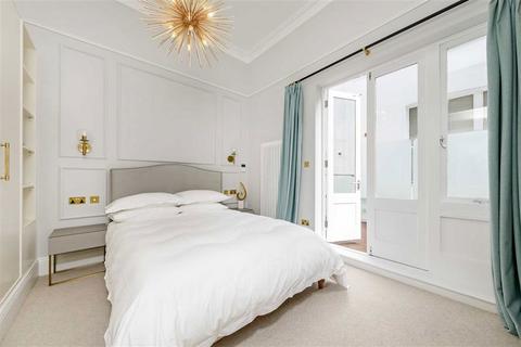 3 bedroom flat to rent, Cornwall Gardens, London SW7