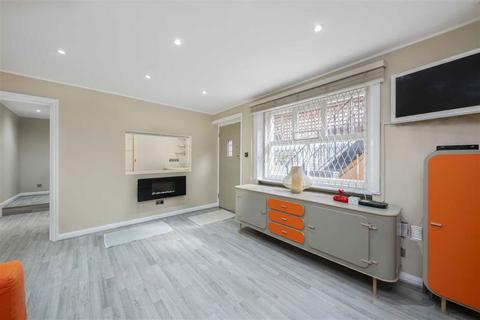 1 bedroom flat to rent, Dove Mews, London SW5