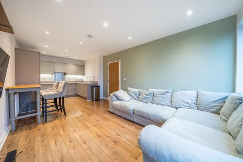 2 bedroom flat to rent, Boundaries Road, London, SW12