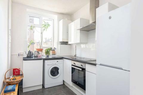2 bedroom flat to rent, Whiston Road, London E2