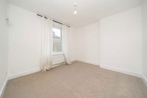 2 bedroom flat to rent, College Road, London NW10