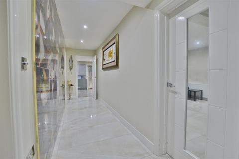 4 bedroom detached bungalow for sale, Dove House Crescent, Slough