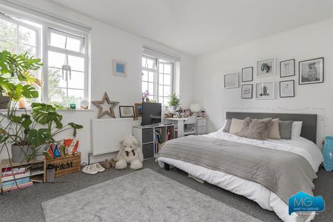 3 bedroom terraced house to rent, Oakview Gardens, London, N2