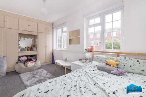 3 bedroom terraced house to rent, Oakview Gardens, London, N2