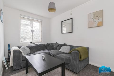 3 bedroom terraced house to rent, Oakview Gardens, London, N2