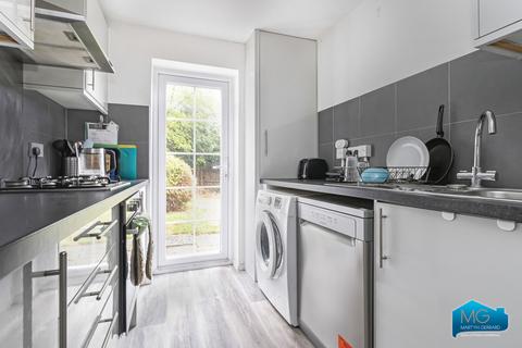3 bedroom terraced house to rent, Oakview Gardens, London, N2