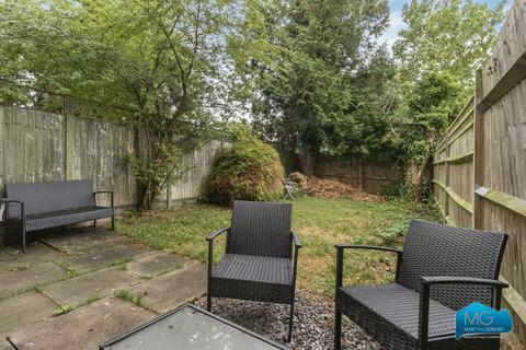 3 bedroom terraced house to rent, Oakview Gardens, London, N2