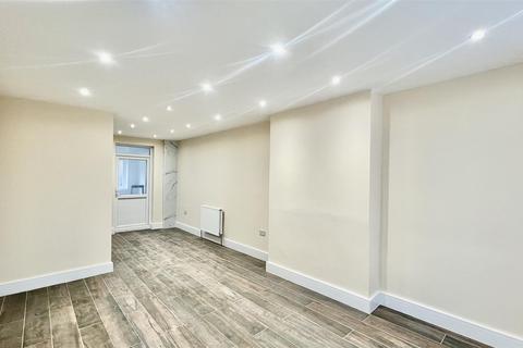 3 bedroom terraced house to rent, Lawn Close, Ruislip HA4