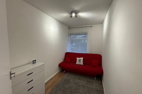 2 bedroom ground floor maisonette to rent, Staines Road, Feltham, TW14