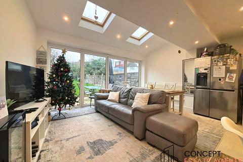 5 bedroom terraced house to rent, Churston Drive, Morden, Surrey, SM4