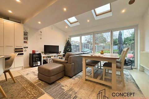 5 bedroom terraced house to rent, Churston Drive, Morden, Surrey, SM4