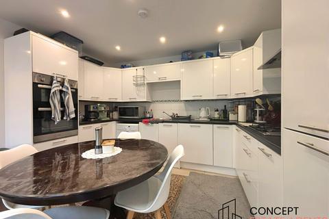 5 bedroom terraced house to rent, Churston Drive, Morden, Surrey, SM4