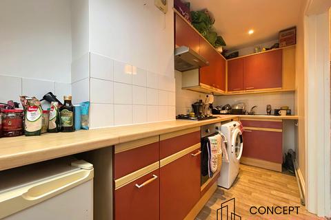3 bedroom apartment to rent, Dafforne Road, Tooting Bec, SW17