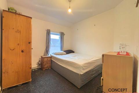 3 bedroom apartment to rent, Dafforne Road, Tooting Bec, SW17