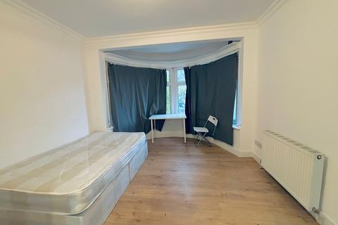 Studio to rent, Hall Lane, London NW4