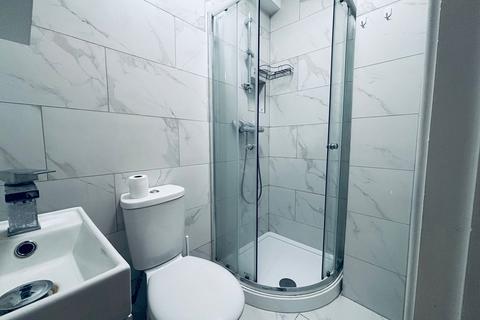 Studio to rent, Hall Lane, London NW4