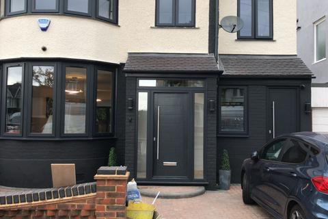 Studio to rent, Ashburton Avenue, Ilford, Essex, IG3