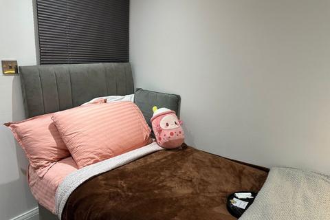 Studio to rent, Ashburton Avenue, Ilford, Essex, IG3