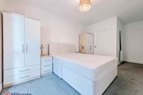 2 bedroom flat to rent, Hoffmans Road, London E17
