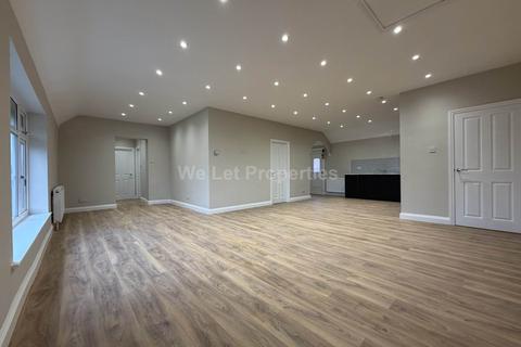3 bedroom apartment to rent, Warrick Road, Manchester M16