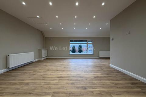 3 bedroom apartment to rent, Warrick Road, Manchester M16