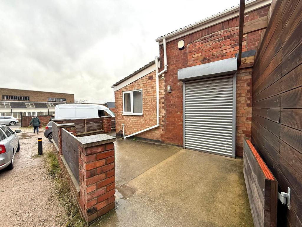 Commercial to rent on High Street