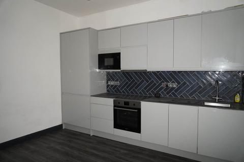 1 bedroom apartment to rent, North Avenue, London