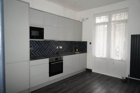1 bedroom apartment to rent, North Avenue, London