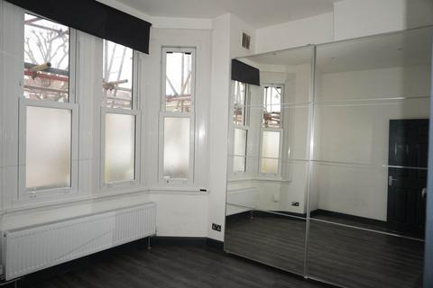 1 bedroom apartment to rent, North Avenue, London