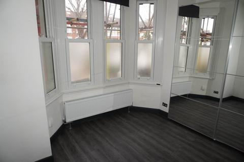 1 bedroom apartment to rent, North Avenue, London