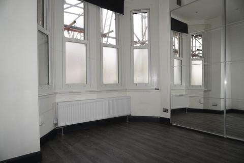1 bedroom apartment to rent, North Avenue, London