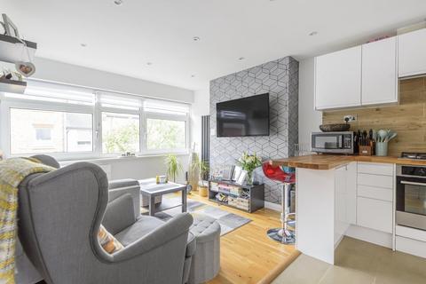 2 bedroom flat for sale, Balham New Road, Balham, London, SW12