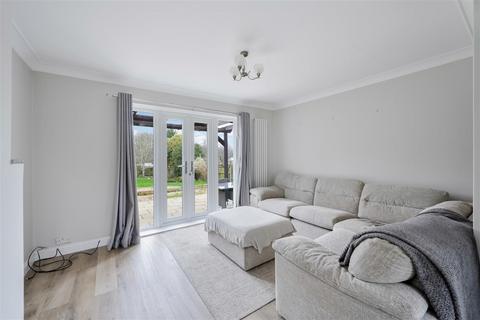3 bedroom semi-detached house to rent, Nork Rise, Banstead