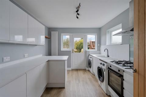 3 bedroom semi-detached house to rent, Nork Rise, Banstead