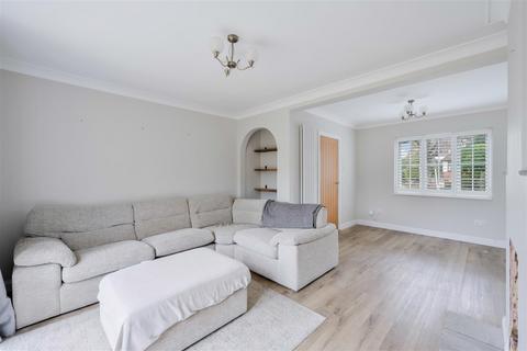 3 bedroom semi-detached house to rent, Nork Rise, Banstead