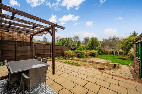 3 bedroom semi-detached house to rent, Nork Rise, Banstead
