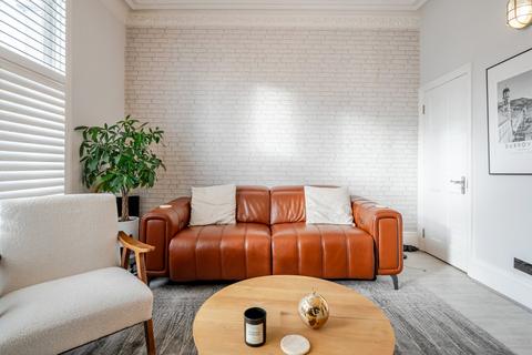 1 bedroom flat for sale, Chelverton Road, London, SW15