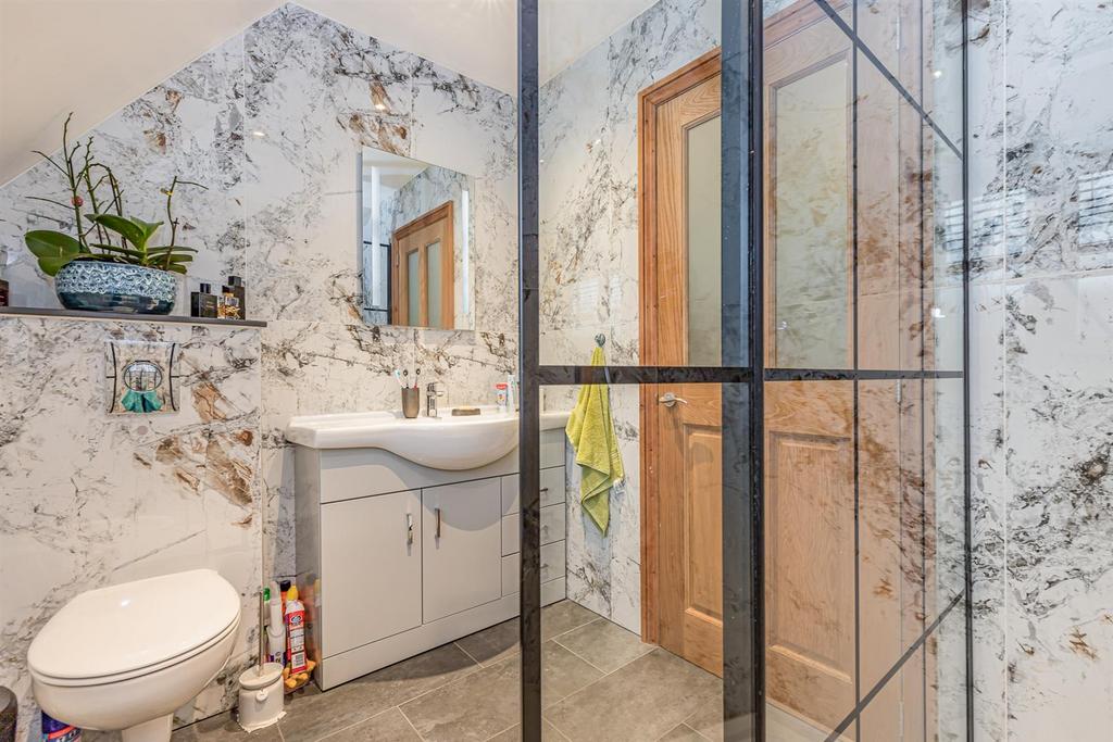 Master Bedroom - En Suite 1.jpg