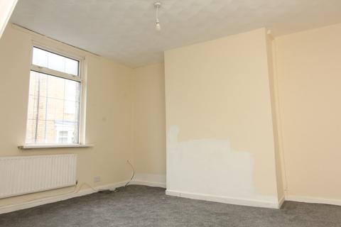 2 bedroom terraced house to rent, Gladstone Street, Crook