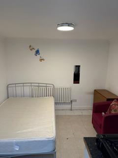 Studio to rent, Craneswater, Hayes