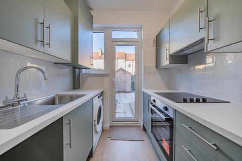 3 bedroom house to rent, Larbert Road, London SW16