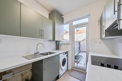 3 bedroom house to rent, Larbert Road, London SW16