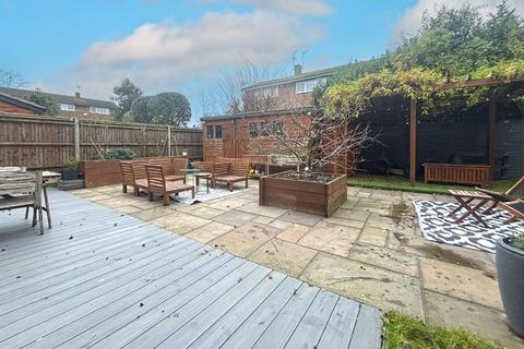 2 bedroom ground floor maisonette to rent, Simpson Road, Richmond, TW10