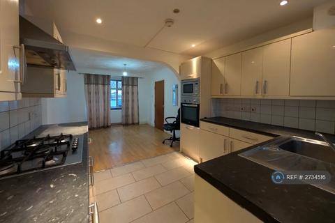 3 bedroom detached house to rent, Normans Mead, London, NW10