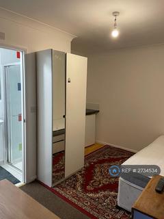 1 bedroom in a house share to rent, Saxon Avenue, Feltham, TW13