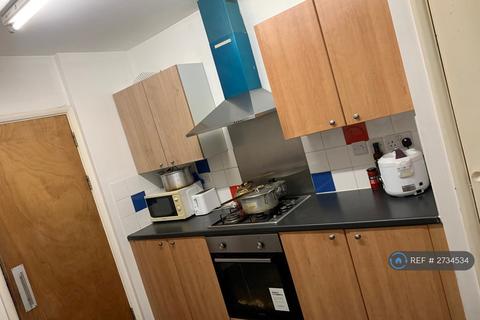 1 bedroom in a house share to rent, Saxon Avenue, Feltham, TW13