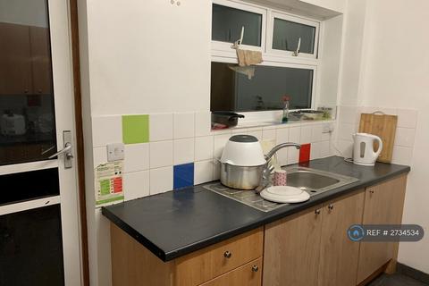 1 bedroom in a house share to rent, Saxon Avenue, Feltham, TW13