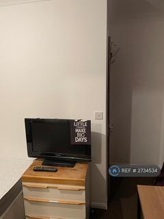 1 bedroom in a house share to rent, Saxon Avenue, Feltham, TW13