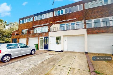 4 bedroom terraced house to rent, Gun Hill Place, Basildon, SS16